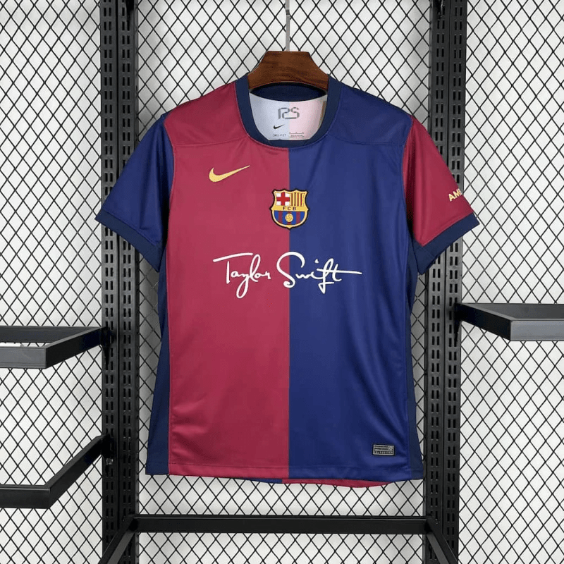 Camisa Barcelona Edição Especial Taylor Swift 2025 - Vermelha e Azul - (Feminina) - Garcêz Sports