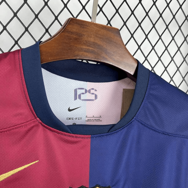 Camisa Barcelona Edição Especial Taylor Swift 2025 - Vermelha e Azul - (Feminina) - Garcêz Sports