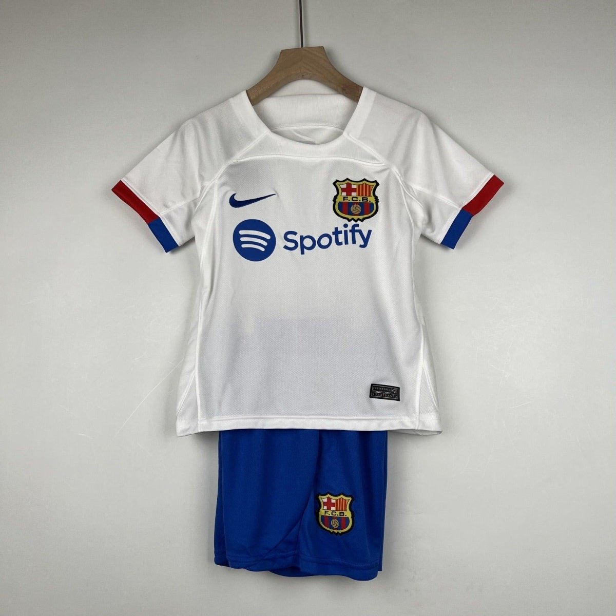 Kit Infantil Barcelona II 23/24 Nike - Branco - Garcêz Sports