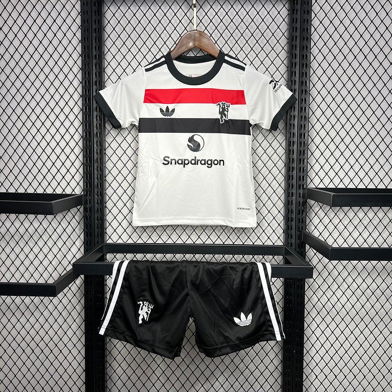 Kit Infantil Manchester United 24/25 - Branco e Vermelho - Garcêz Sports